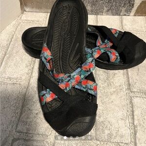 Keen Kira Closed Toe Sandals